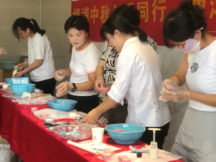 J9九游会游戏官方网站中心迎中秋：DIY月饼乐翻天，物业暖心添喜庆