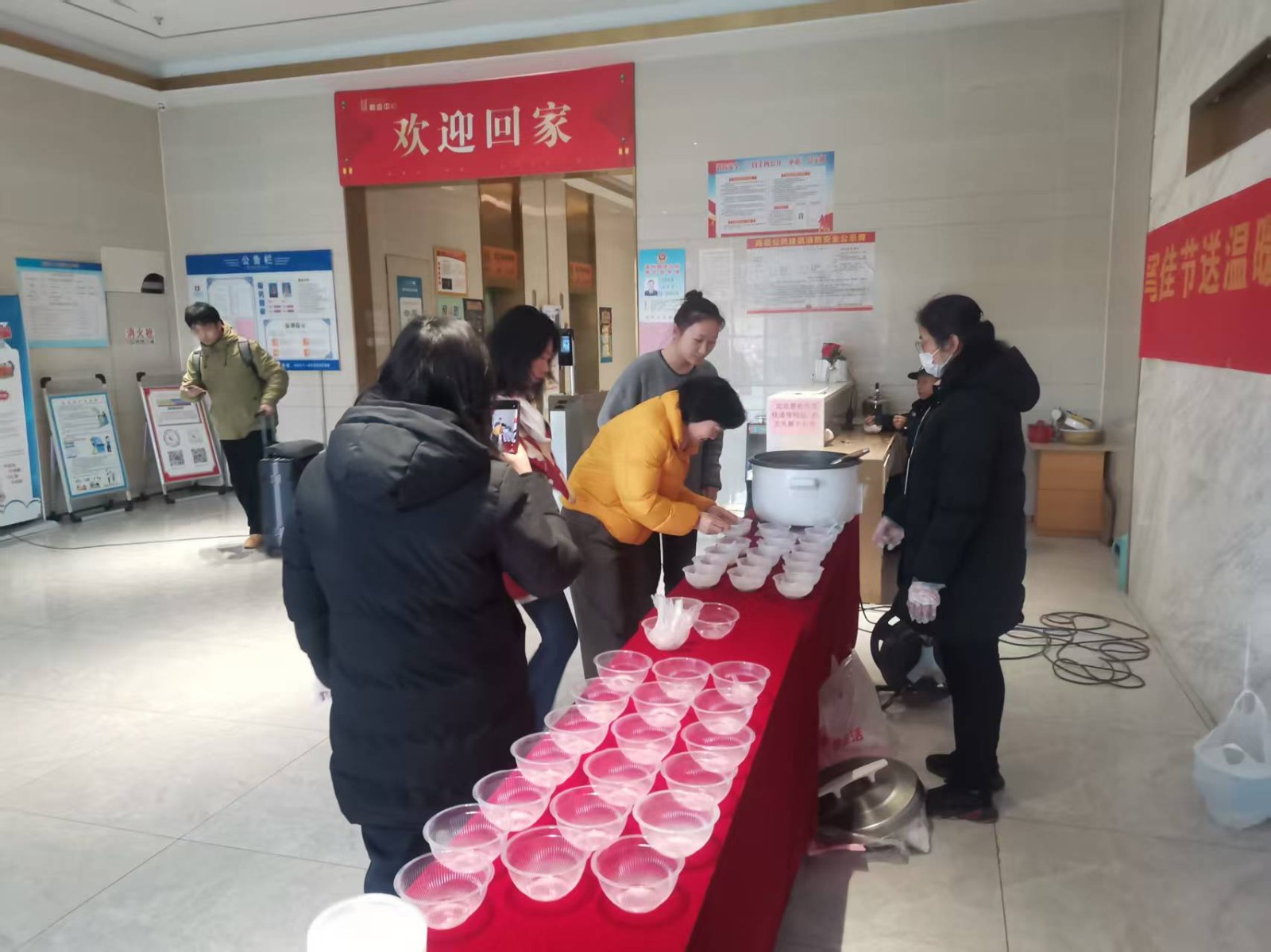 情暖元宵：【J9九游会游戏官方网站中心】佳旭物业送汤圆，共筑温馨家园